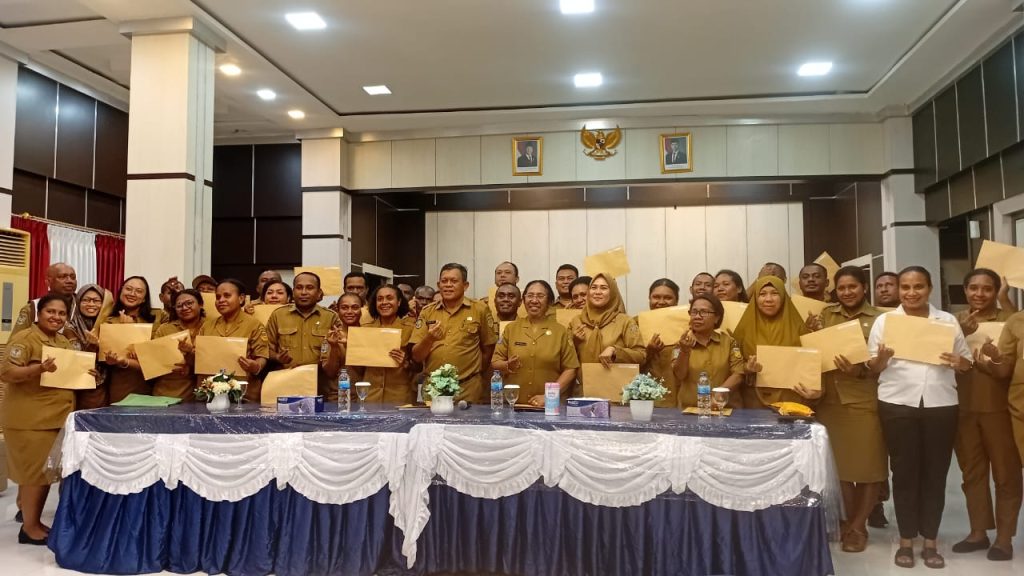 Sekwan DPR Papua Serahkan SK CPNS kepada 41 Tenaga Honorer K2