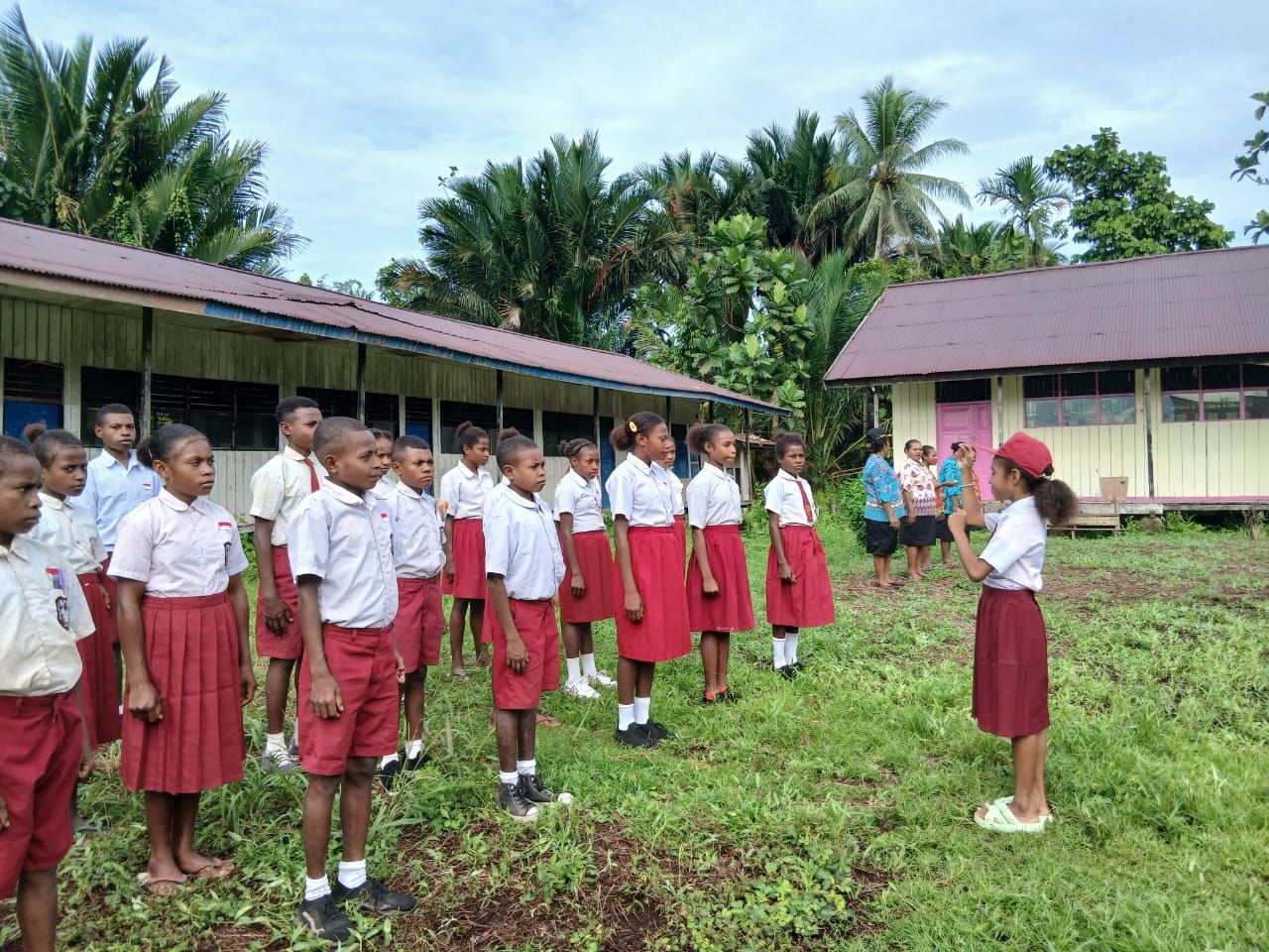 Potret : Anak anak SD di Kampung Sipisi yang mengikuti Upacara HARDINKAS 2 Mei 2025