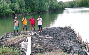 Swadaya Bangun Dermaga Yaripai, Warga Bariwaro Permudah Akses Bongkar Muat di Sungai