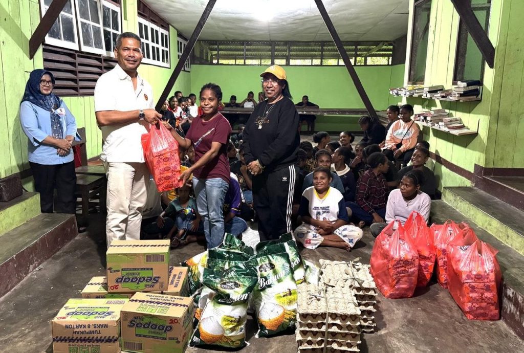 Kunjungan Kasih di Keerom, Dua Anggota DPR Papua Serahkan Bantuan ke Paroki Santo Don Bosco