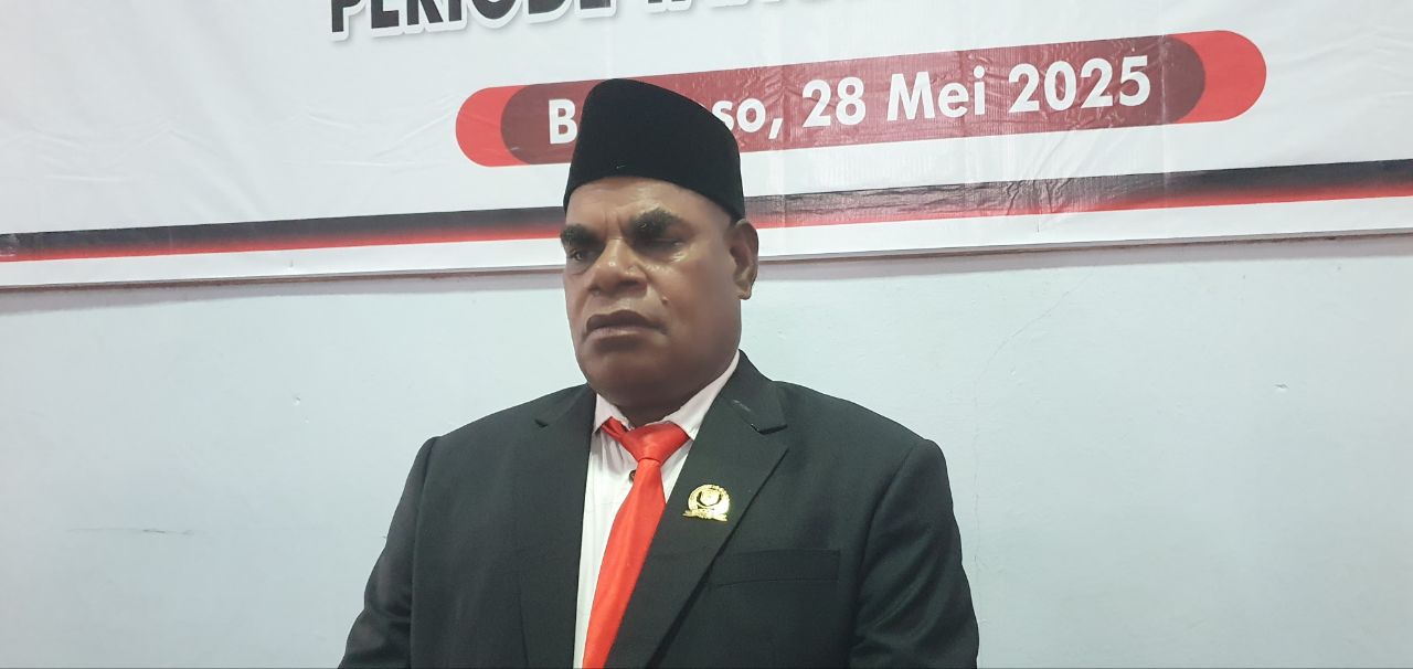 Elias Besutey, S. Pd Pimpinan sementara DPRK