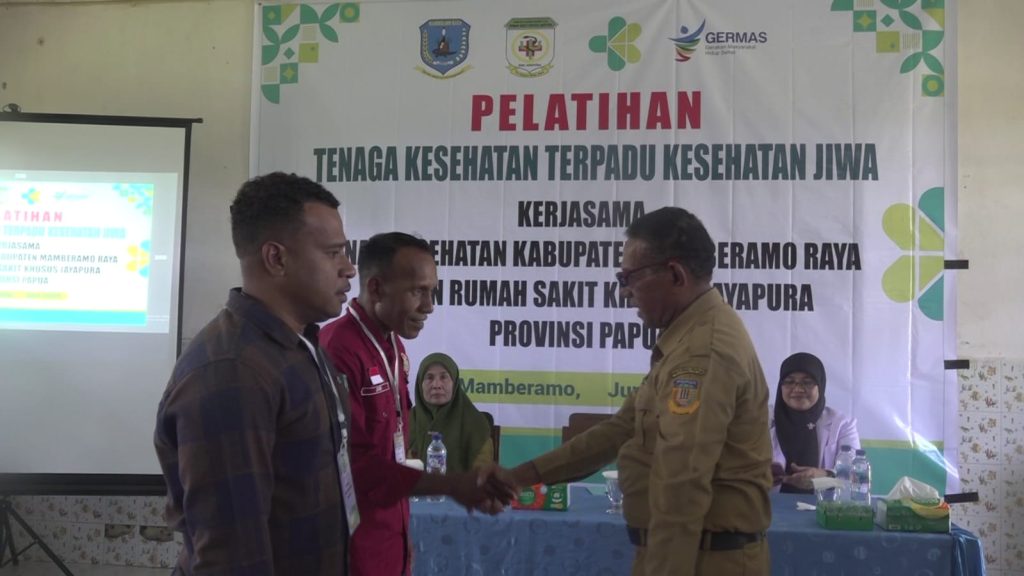 Kepala Dinas Kesehatan Kabupaten Mamberamo Raya dr. Yermia Msen, M.Kes, melakukan penyematan tanda peserta kepada 2 perwakilan peserta pelatihan tenaga Nakes terpadu kesehatan jiwa dikasonaweja kamis 24/6/2025