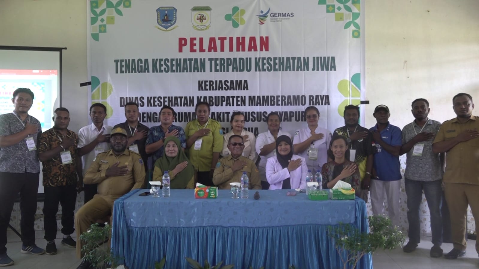 Kadinkes Mamberamo Raya dr. Yermia Msen, M.Kes, melakukan foto bersama Petugas Nakes dan Pemateri dari RSJ Jayapura dn Merauke