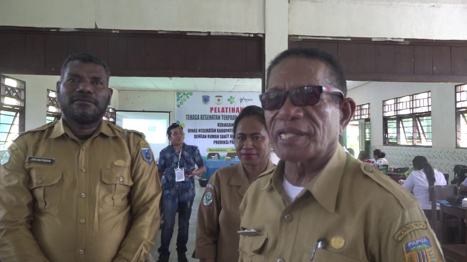 Kadinkes Mamberamo Raya dr. Yermia Msen, .M.Kes, didampingi Ketua Panitia Pelatihan Kesehatan Terpadu Kesehatan Jiwa Jhon Calfin Maitindom, ketika memberikan keterangan Pers selasa (24/6).