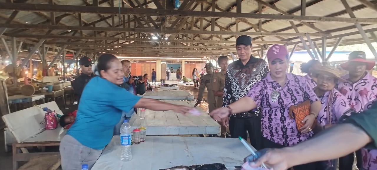 Tampak Anggota MRP Febiola Iriani Ohei dan sejumlah anggota lainnya didampingi Ketua DPRK Ruddy Bukanaung di Pasar Pharaa Sentani