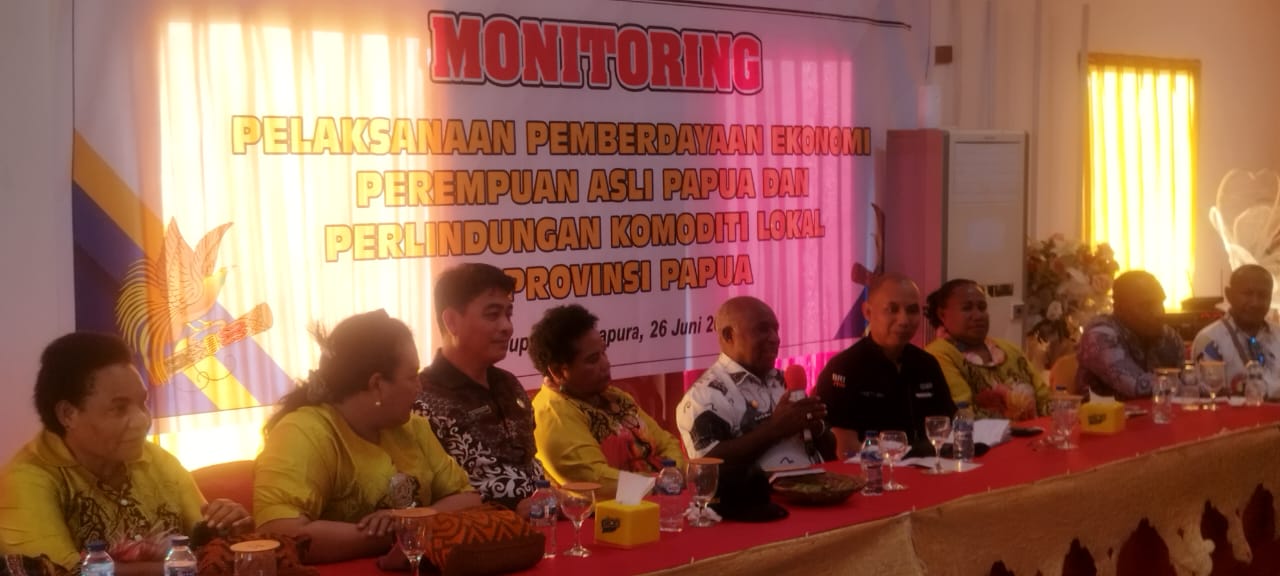 Tampak Asisten III Setda Kabupaten Jayapura Dr. Timotius Demetouw ketika menyampaikan pesan Bupati Jayapura dalam monitoring Pokja perempuan MRP Papua. 