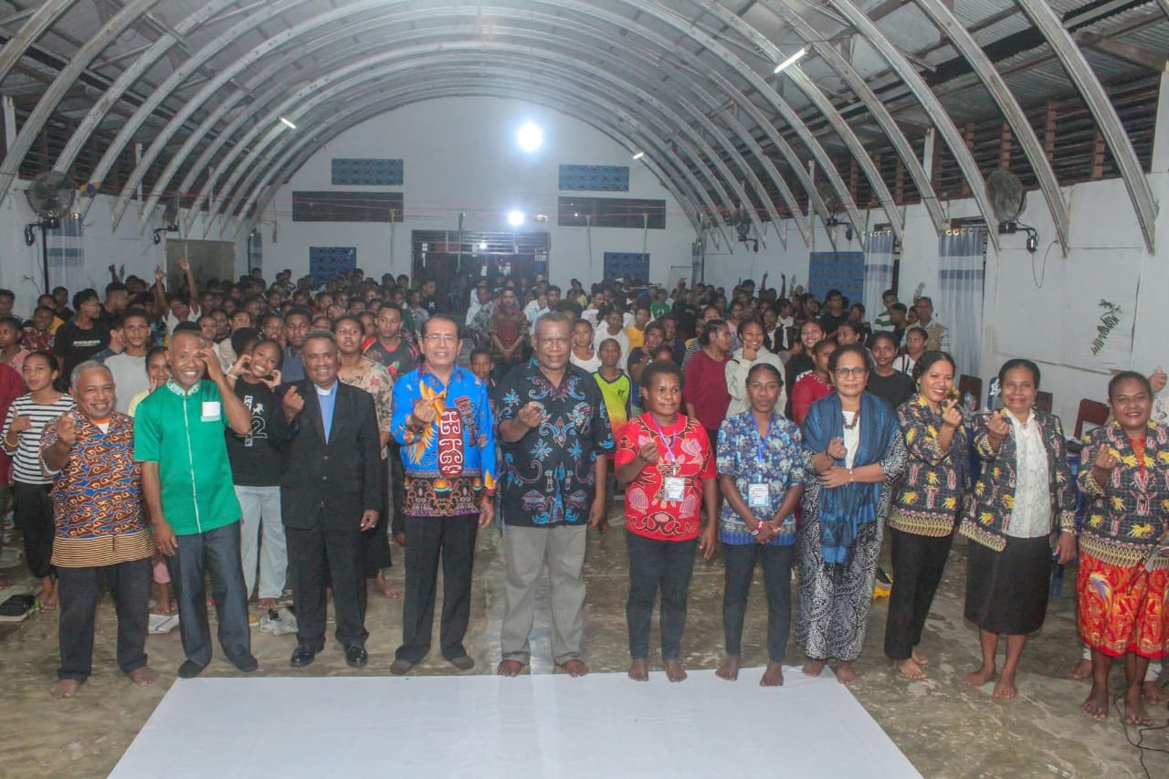 Tampak Badan Pekerja Klasis Port Numbay bersama anak-anak Remaja peserta Camping di GOR Toware