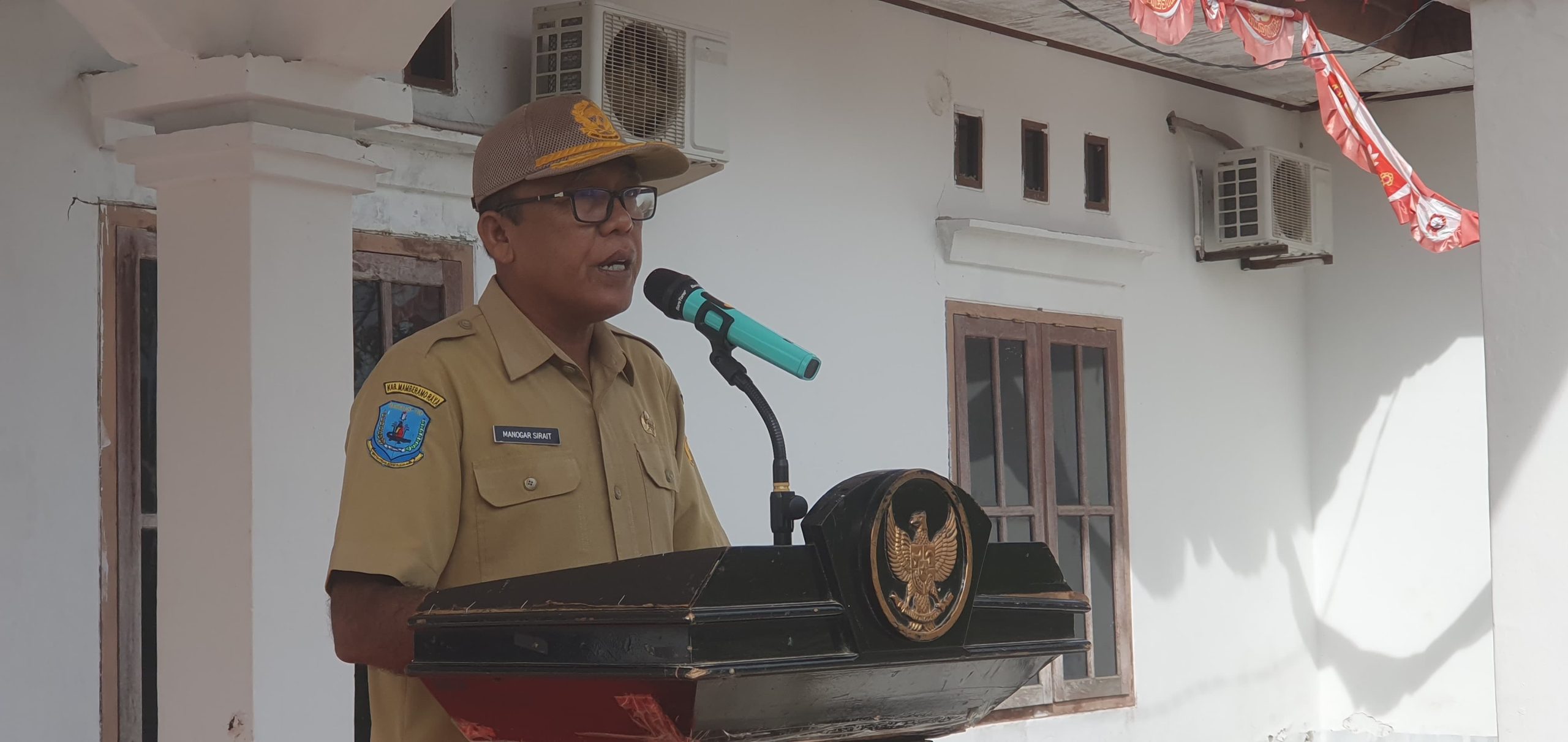Tampak Sekda Kabupaten Mamberamo Raya Manogar Sirait, S.IP ketika menyampaikan sambutan Menteri/Kepala BKKBN