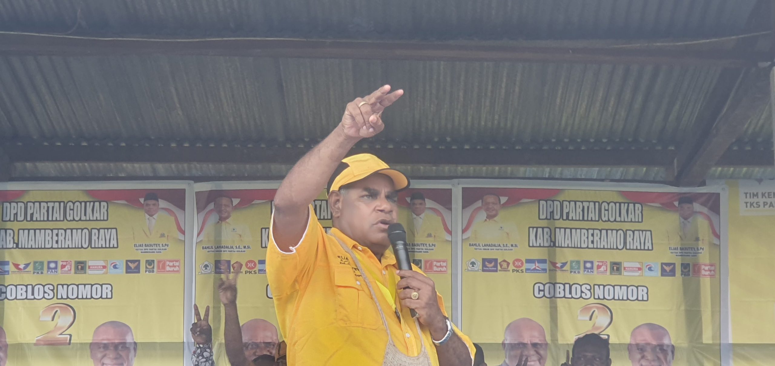 Ketua Tim Koalisi MARYO tingkat Kabupaten Mamberamo Raya Elias Basutey, ketika memberikan orasi politik senin (30/6) di Burmeso. 