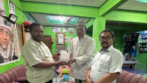 Senator Carel Suebu Serahkan Ratusan Al-Qur’an dan Buku Yasin ke Ponpes Nurul Anwar