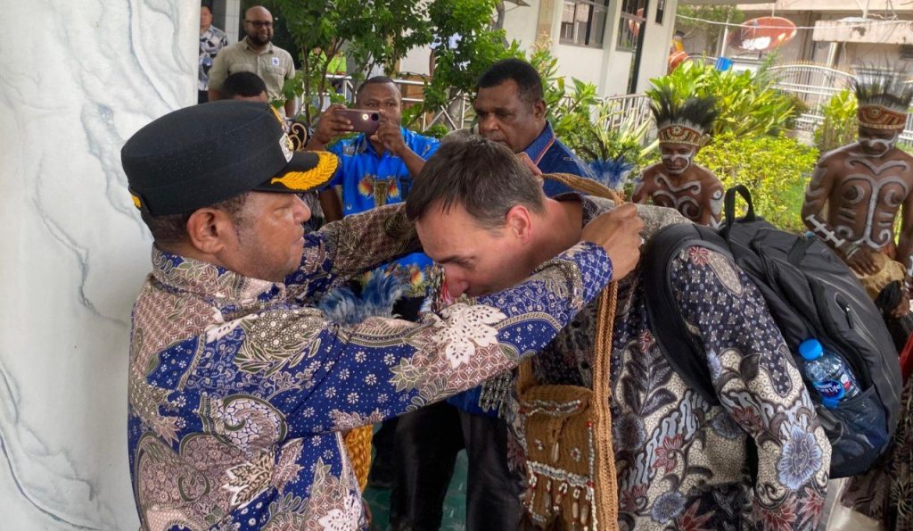 Dubes Finlandia Disambut Adat Papua, Wabup Haris: Ini Momentum Perkuat Kerja Sama Lingkungan