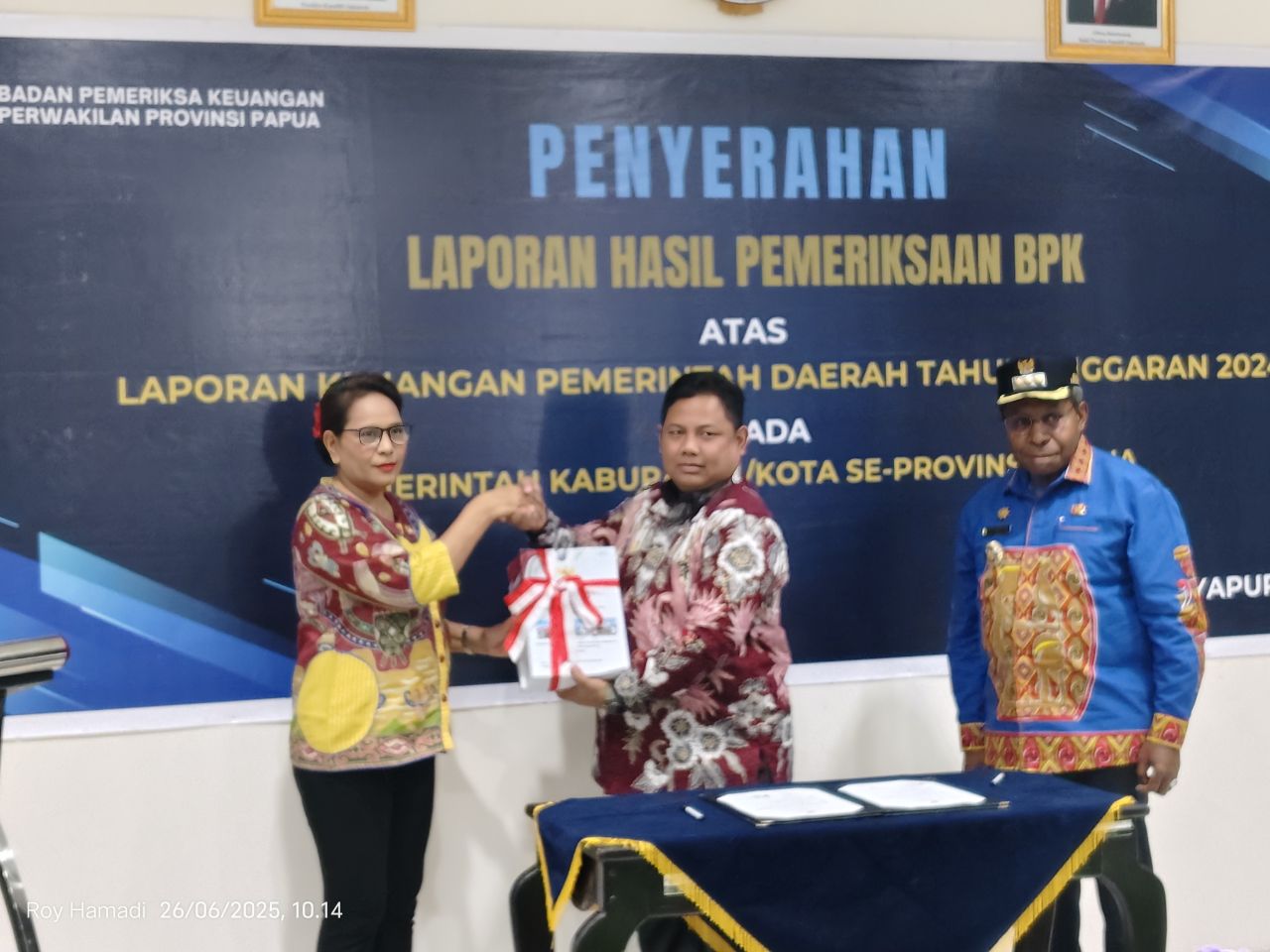Tampak Ketua BPK Perwakilan Papua Bhuono Agung Nugroho, SE., M.Si menyerahkan LHP kepada Ketua DPRK Waropen Yennike Suriana Ketsya Dippan, S.Sos disaksikan oleh Bupati Waropen Drs. Fransiskus Xaverius Mote, M.Si di Kantor BPK RI Perwakilan Papua di Entrop, Kota Jayapura, Kamis (26/6