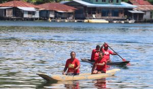 Polres Jayapura Gelar Lomba Dayung Tradisional di Danau Sentani