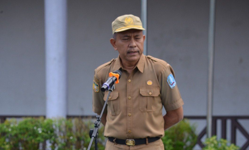 Tampak Plt. SekdaKab Jayapura Dr. Abdul Rahman Basri, S. Sos., M.KP saat pimpin apel pagi, senin (30/6). 