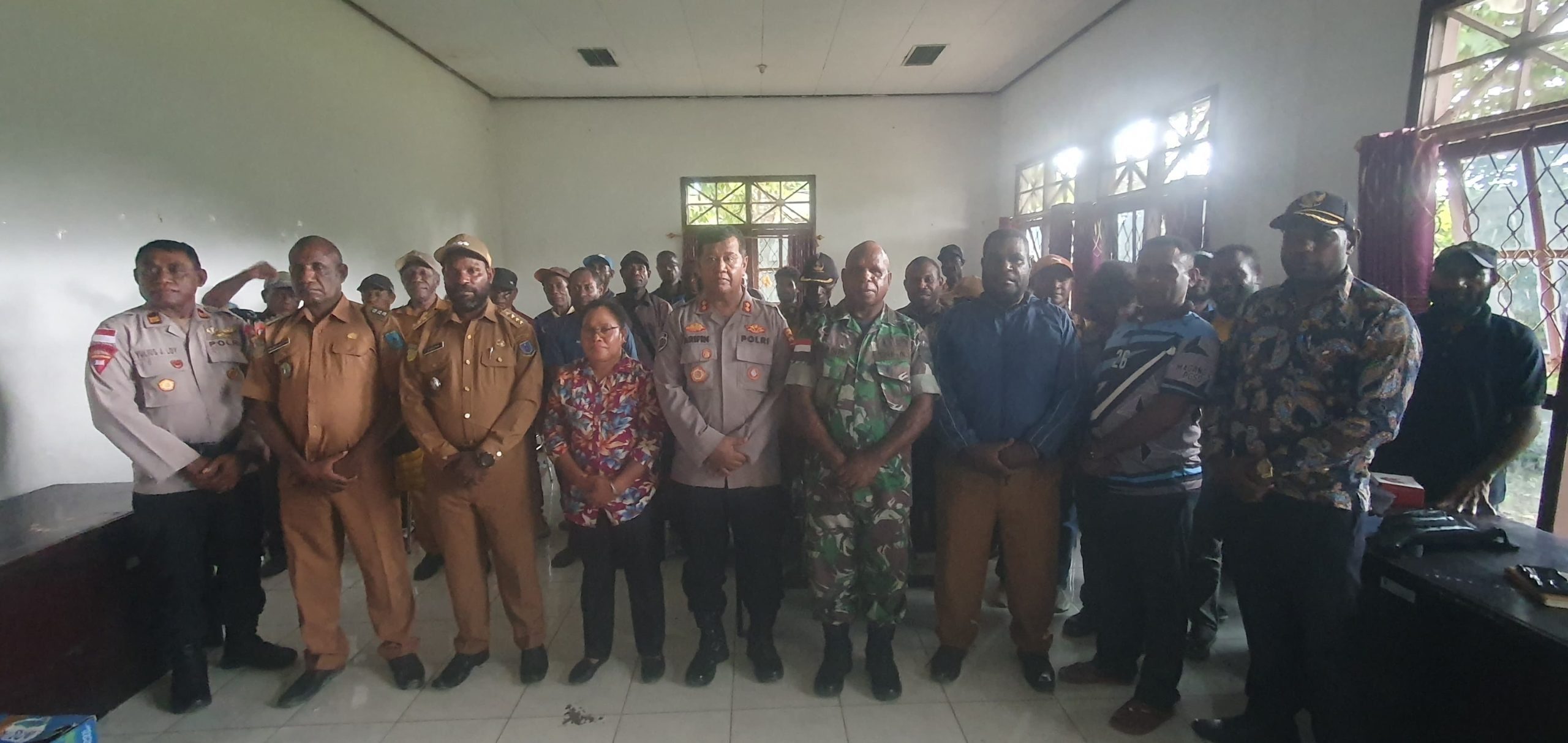 Foto bersama Kapolres Mamberamo Raya AKBP. Arifin, bersama Pabung 1712 Sarmi Perwakilan Mamberamo Raya Mayor. Musa Siep, bersama para Kepala Distrik dan Kepala Kampung se Kabupaten  Mamberamo Raya di Aula Distrik Mamberamo Tengah di Kasonaweja selasa (8/7/2025 )