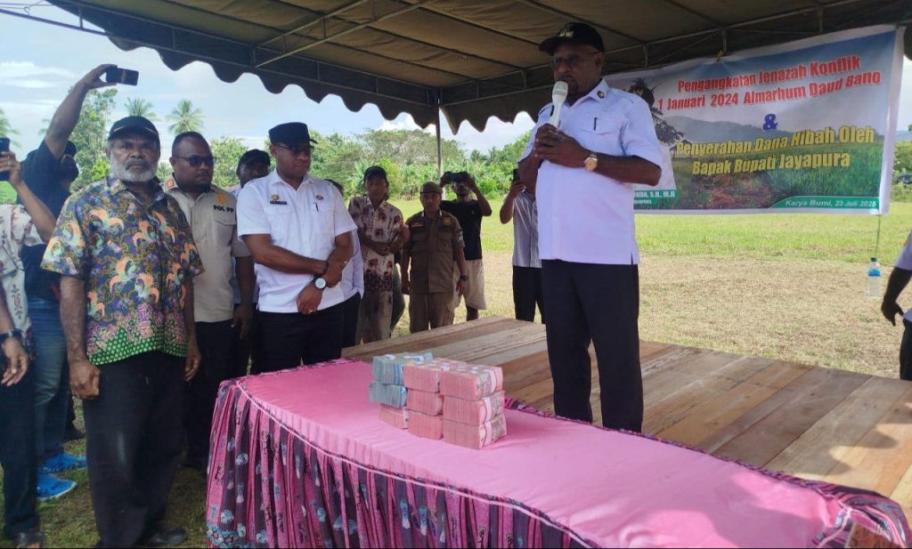Bupati YW Serahkan Dana Hibah atas Pemindahan Jenazah Korban Konflik: “Negara Harus Hadir, Tidak Boleh Diam”