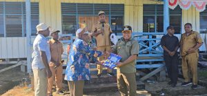 Warga Airu Terima Bantuan Beras, Bupati Wonda: Ini Tanggung Jawab Kami