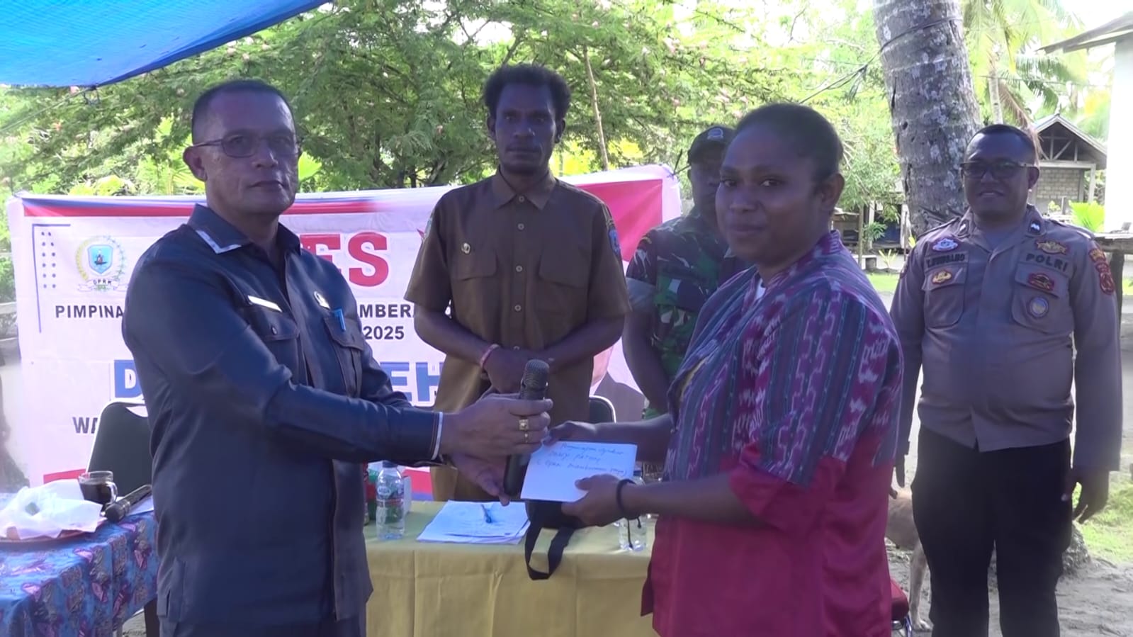 Wakil Ketua I DPRK Mamberamo Raya Dony Pateh ketika menyerahkan bantuan keagamaan kepada Ketua Jemaat GKI Bethel Warembori yang diterima oleh  Vicaris Stela Umalang untuk menopang pembangunan gedung gereja baru yg saat ini dibangun