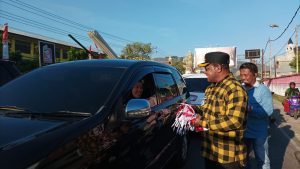 Sambut HUT RI, Wabup Haris dan Jurnalis Sentani Bagi 500 Bendera