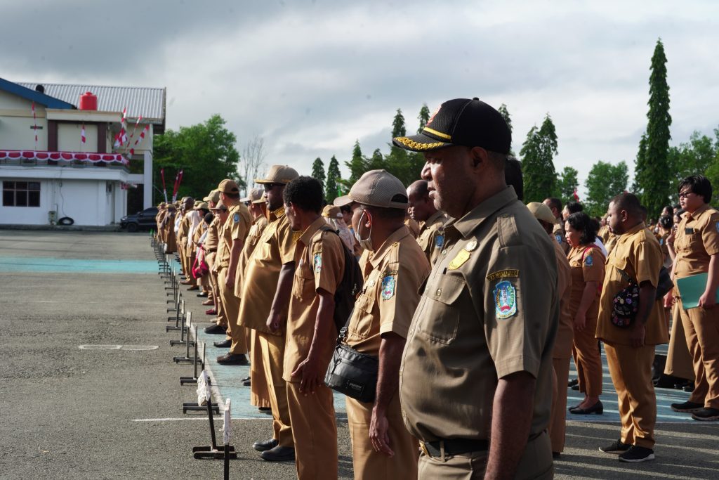 Pimpin Apel Pagi, Wabup Haris Ajak ASN Jaga Kekompakan dan Lingkungan Menyambut HUT RI