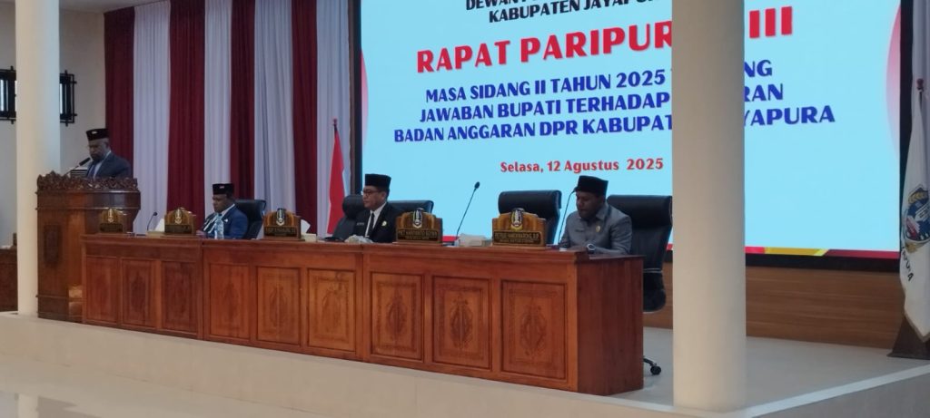 Bupati Yunus Wonda Sampaikan Jawaban atas Laporan Banggar DPRK Jayapura