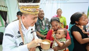 Pj Gub Fatoni Kunjungi Puskesmas Kosiwo, Salurkan Bantuan Gizi untuk Anak dan Ibu Hamil