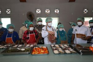 Pj Gub Papua Tinjau Langsung Dapur MBG di Serui: Pastikan Anak-anak Terima Gizi Terbaik