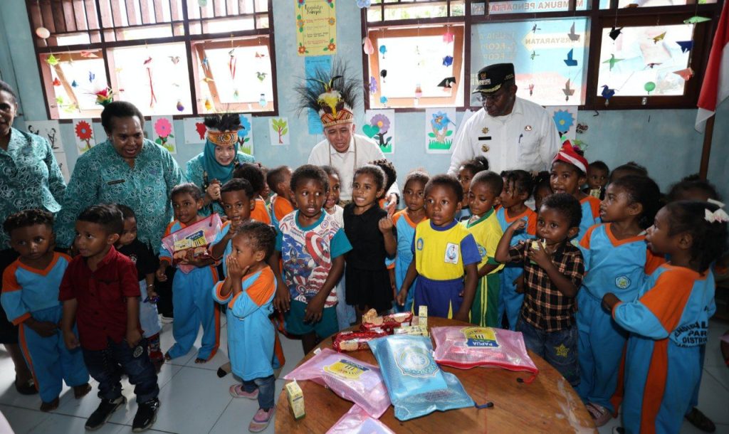 Fatoni dan Istri Kunjungi PAUD di Waropen: Anak Papua Harus Sehat, Cerdas, dan Bahagia