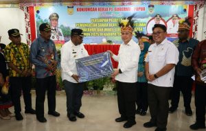 Fatoni Genjot Pembangunan Waropen: Bandara Aktif Lagi, 44 Starlink Disalurkan