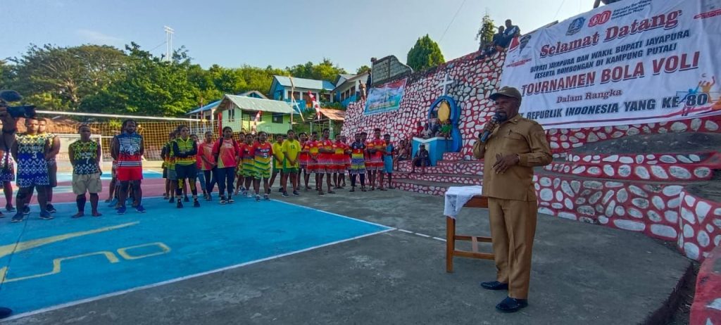 Meriahkan HUT RI ke-80, Bupati Jayapura Buka Turnamen Bola Voli di Tiga Distrik