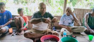 Nikmati Tambelo, Bupati Roby Disambut Warga Kampung Bensor