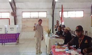 Yanni Gunakan Hak Pilih di Sarmi, Pantau Langsung Antusiasme Warga di TPS