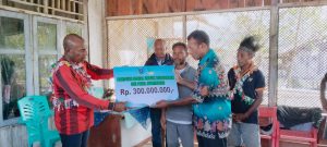 Bupati Roby Serahkan Rp300 Juta untuk Pembangunan Gereja GKI Pniel Mantabori