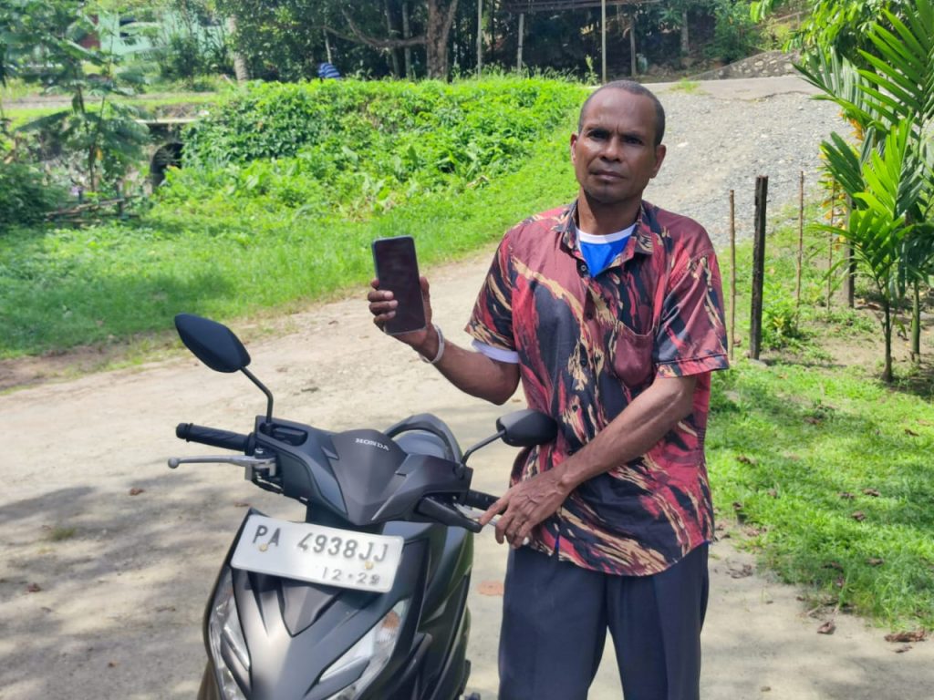 Ondofolo Puay Terima Bantuan Motor dan HP, Apresiasi Perhatian Pemerintah Pusat