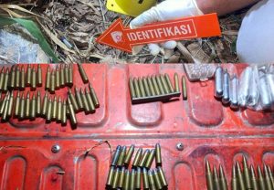 Polres Jayapura Gelar Olah TKP Penemuan Amunisi dan Perlengkapan Air Softgun di Sentani