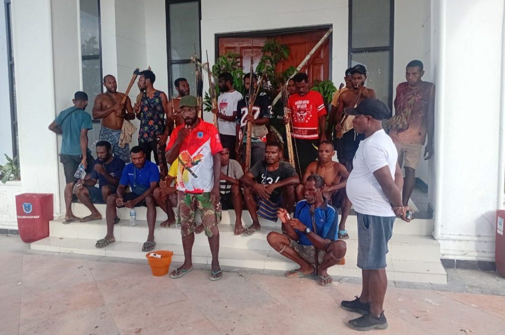 Bupati Roby Rumansara Minta Pemalangan Kantor Pemerintahan Segera Dibuka