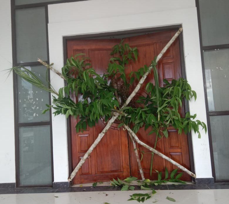 Pemalangan Kantor Bupati diburmeso yang dilakukan sekelompok masyrakat dari Distrik Mamberamo Tengah Timur yang memprotes keputusan DPP Partai Golkar atas penetapan Patinus Wanimbo sebagai Ketua DPRK Mamberamo Raya periode 2024 - 2029