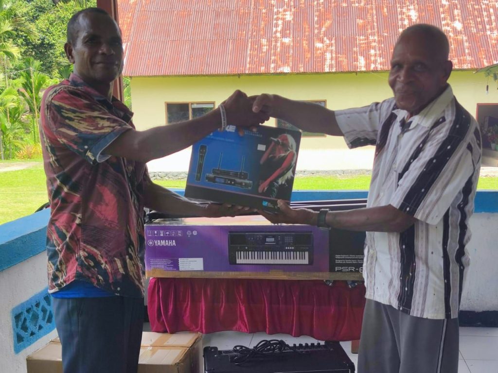 Ondo Nikodemus Yaboisembut Terima Bantuan Alat Musik untuk Gereja dari Pemerintah Pusat
