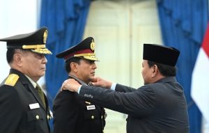 Presiden Prabowo Anugerahkan Pangkat Kehormatan Tertinggi untuk Dua Purnawirawan TNI dan Polri