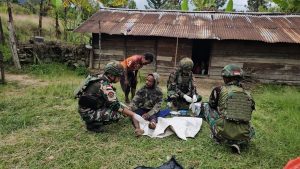 Sentuhan Kemanusiaan Prajurit Macan Kumbang: Satgas Yonif 521/DY Obati Warga Luka Bakar di Wamena