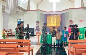 Satgas Yonif 521/DY Tebar Terang Iman di Pedalaman Yalimo, Bagikan Alkitab untuk Warga Apalapsili