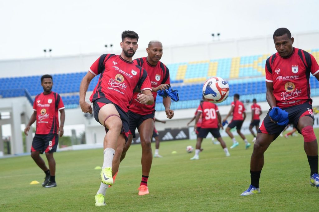 Persipura Siap Tempur di Kandang Persela: Ricardo Salampessy Pastikan Tim dalam Kondisi Terbaik