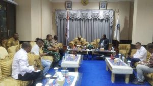 DPD RI Desak Pemerintah Pusat Tinjau Ulang Pemotongan Dana Daerah 3T, Carel Suebu Temui Bupati Jayapura