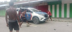 Burmeso Memanas: Warga dan Polisi Terlibat Bentrok, Dua Mobil Dirusak, Kronologi Masih Kabur