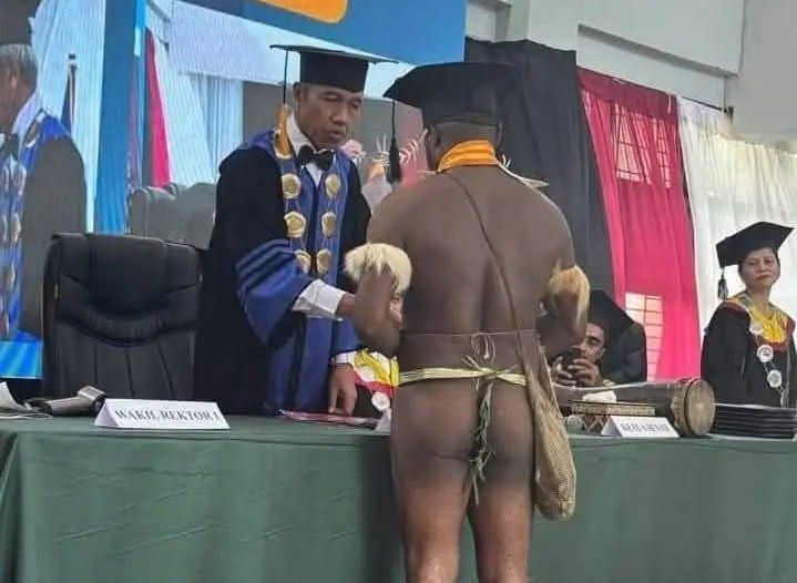 Mahasiswa ISBI “Miki Wuka” Wisuda Pakai Koteka, Bikin Haru dan Bangga