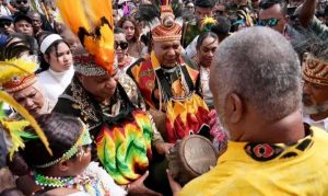 “Masyarakat Tabi Sambut Gubernur Papua dengan Upacara Adat Penuh Makna”