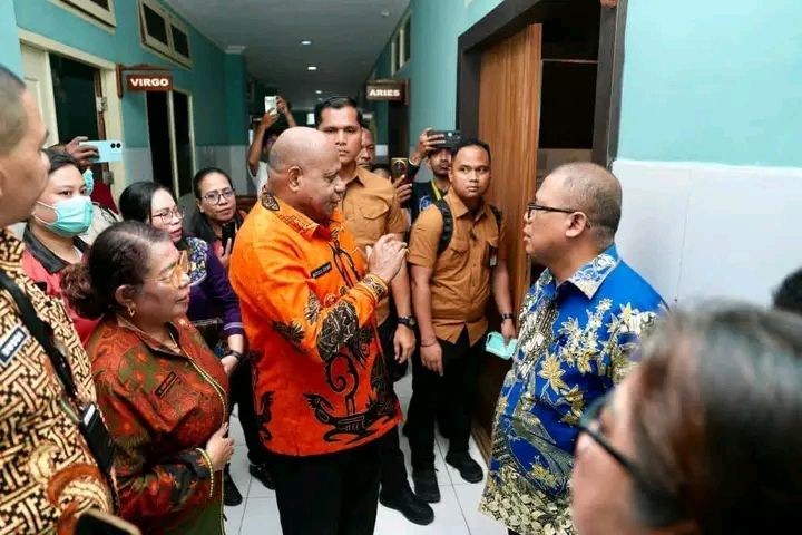 “Sidak Mengejutkan di RSUD Abepura, Gubernur Fakhiri Temukan Banyak Kejanggalan”