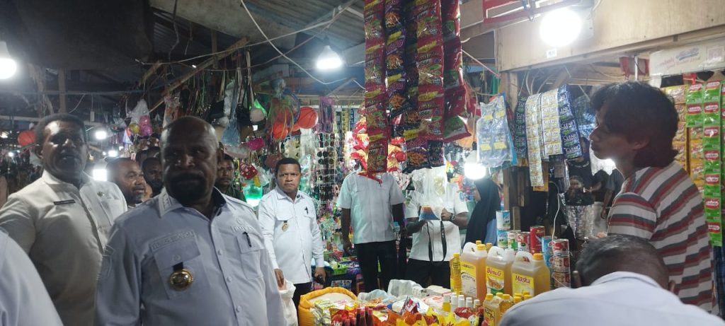 Jelang Nataru, Bupati Yunus Wonda Pastikan Harga dan Stok Bapok di Pasar Pharaa Stabil