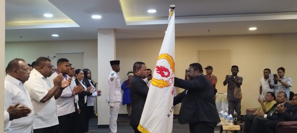 Terima Pataka KONI, Haris Yocku Serukan Kerja Cepat Bangun Prestasi Olahraga Jayapura