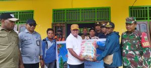 Pastikan Bantuan Tepat Sasaran, Wabup Haris Yocku Turun Langsung ke Kampung Beneik